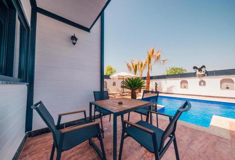 ویلای یک اتاق خوابه با استخر شنا, Sapanca Göldibi Suit Bungalov
