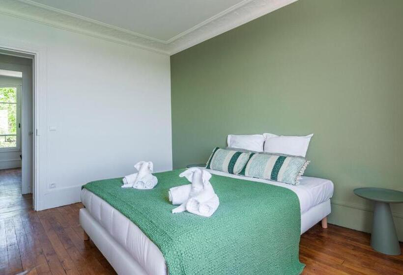 2 Bedroom Family Apartment with Views, Hatch