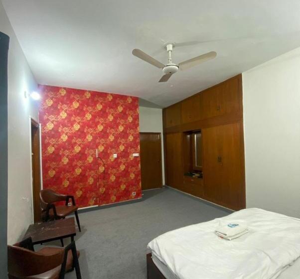 اتاق لوکس با تخت بزرگ, Durrani Executive   Islamabad F10
