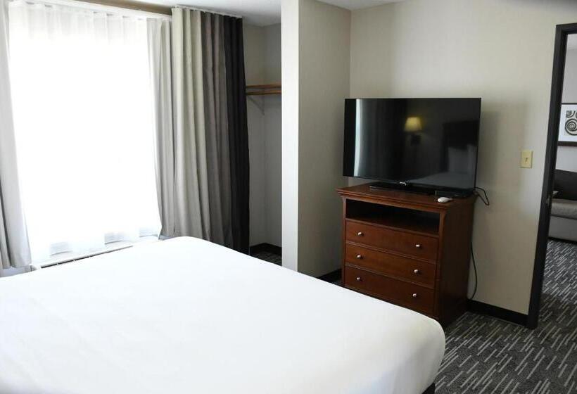 اتاق لوکس با تخت بزرگ, Harmony Inn & Suites