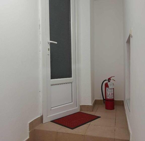 اتاق خانوادگی, Goshevski Apartment