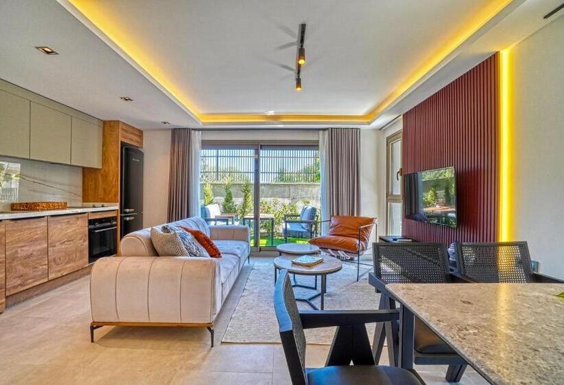 سوییت با چشم‌انداز باغ, Ayayorgi Homes