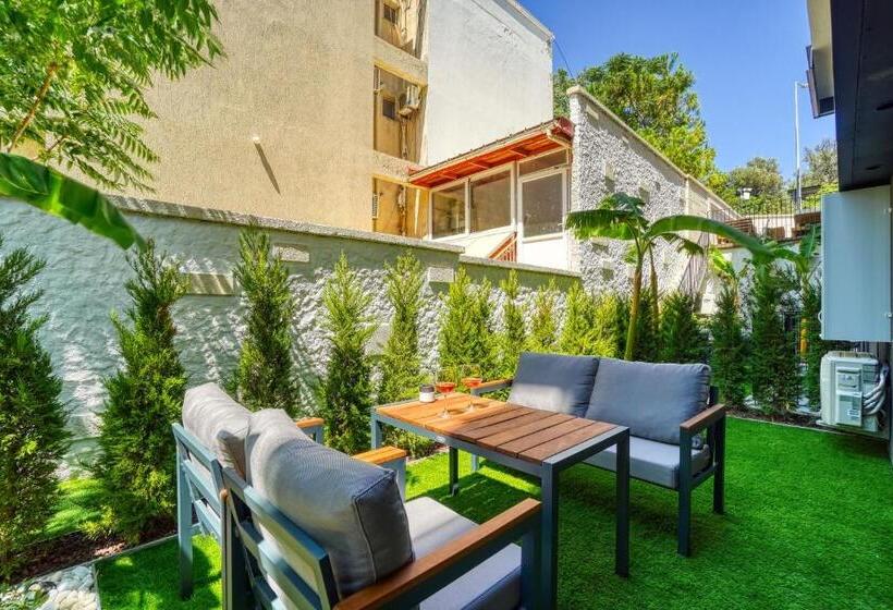 سوییت با چشم‌انداز باغ, Ayayorgi Homes