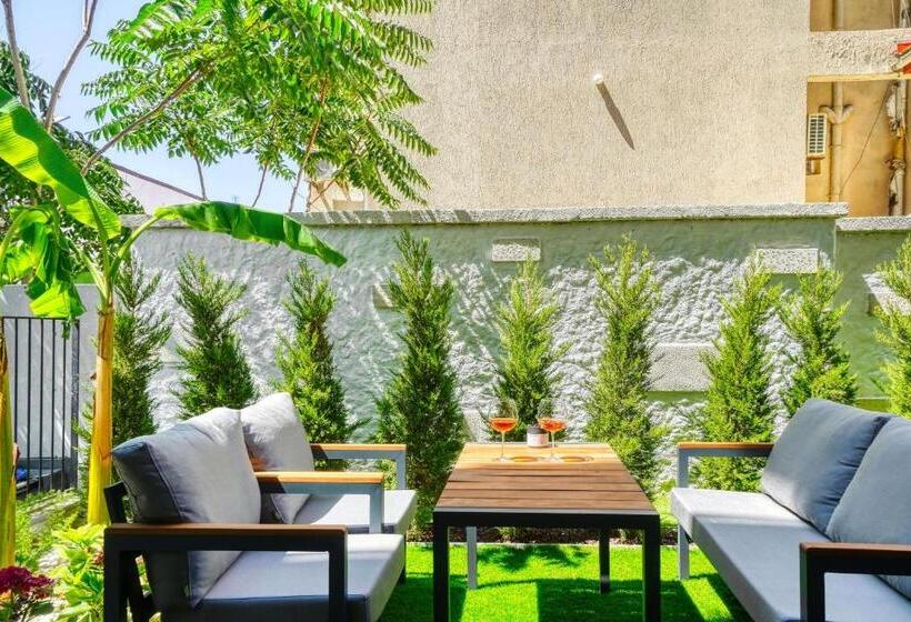 سوییت با چشم‌انداز باغ, Ayayorgi Homes