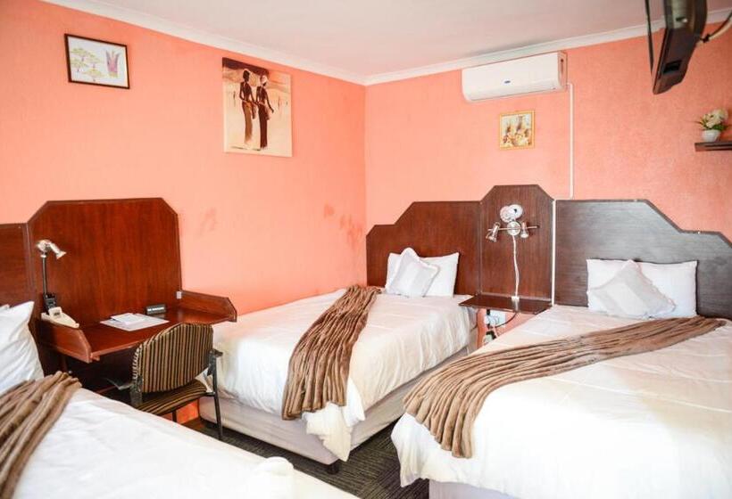 اتاق استاندارد سه تخته با بالکن, Motherland Guest House