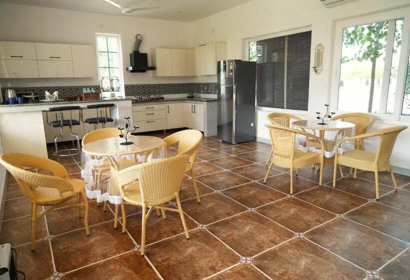 اتاق لوکس, Rustic Roots Farm Stay