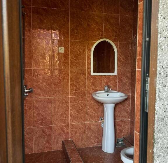 اتاق خانوادگی با چشم‌انداز دریا, Family Hotel 464