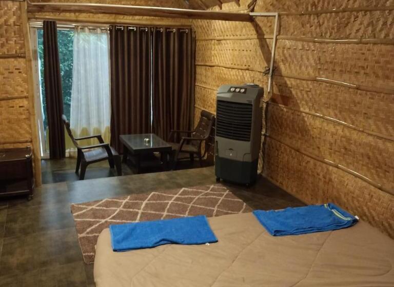 اتاق لوکس خانوادگی, Hidden Place In Hampi