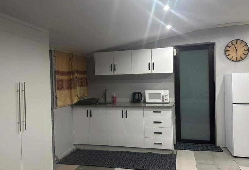 اتاق لوکس, The Cozy Corner In Suva