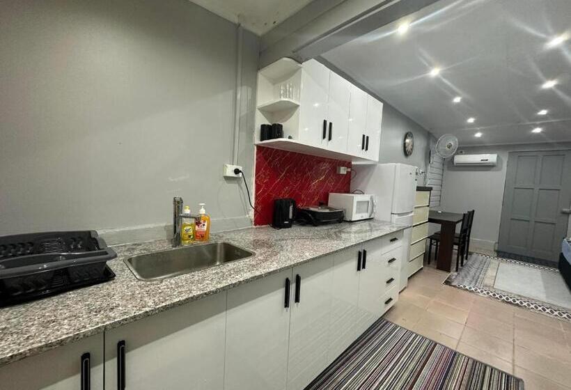 اتاق اکونومی, The Cozy Corner In Suva