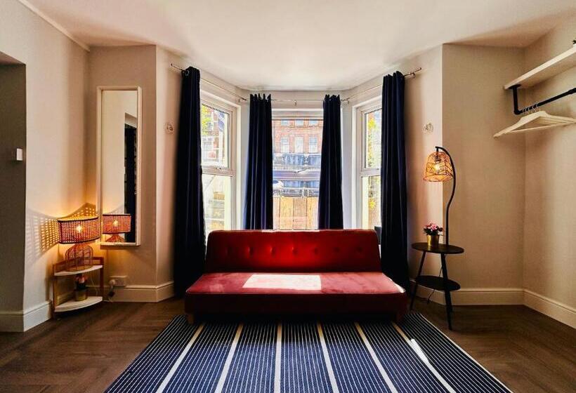 استودیوی استاندارد, Rest Boutique Acton