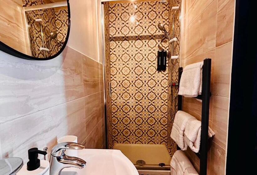 استودیوی استاندارد, Rest Boutique Acton