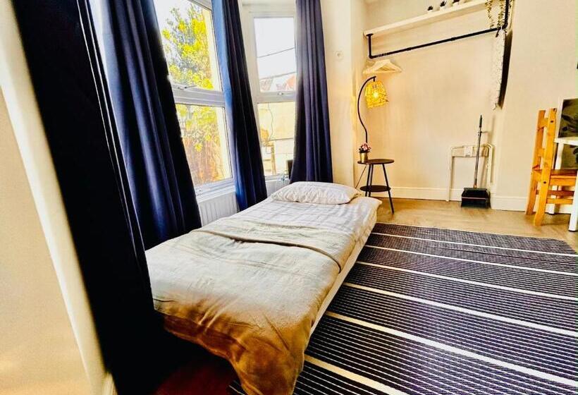 استودیوی استاندارد, Rest Boutique Acton