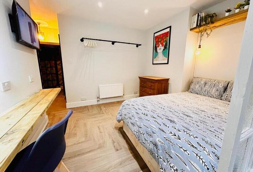 آپارتمان 1 خوابه با تراس, Rest Boutique Acton