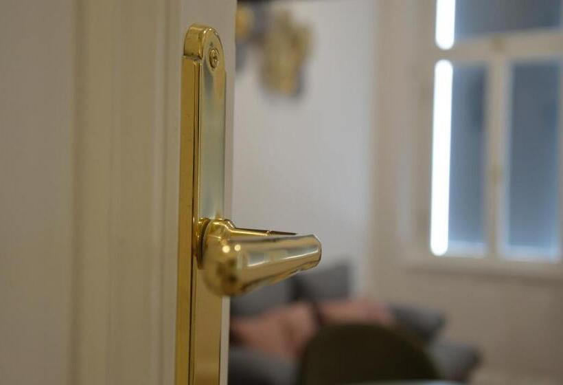 استودیوی لوکس, V62 Studio Apartments  In The Downtown