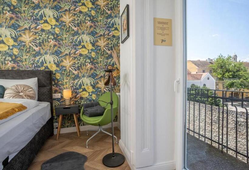 استودیو استاندارد با بالکن, V62 Studio Apartments  In The Downtown