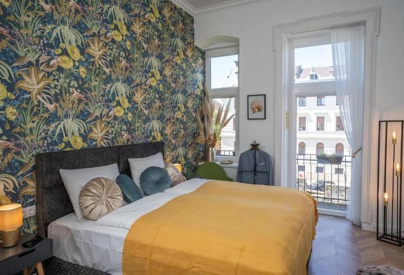 استودیو استاندارد با بالکن, V62 Studio Apartments  In The Downtown