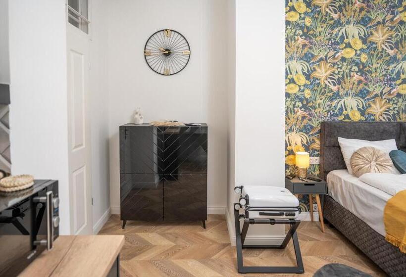 استودیو استاندارد با بالکن, V62 Studio Apartments  In The Downtown
