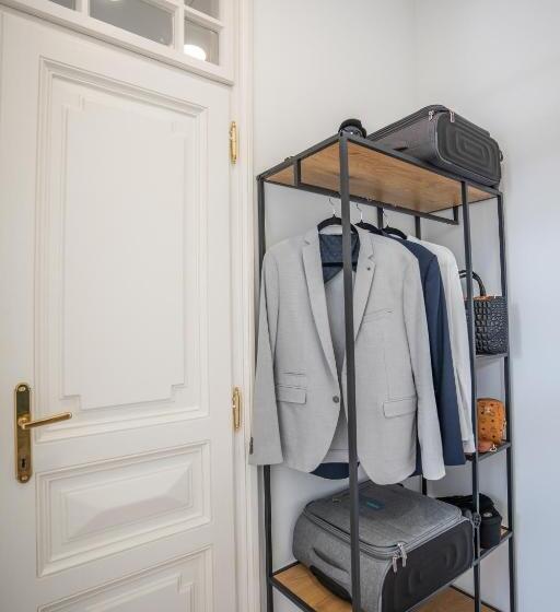استودیو استاندارد با بالکن, V62 Studio Apartments  In The Downtown