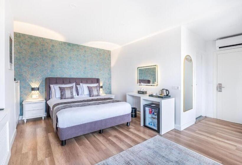 اتاق لوکس با بالکن و چشم‌انداز دریا, Hillora Hotel Buyukada