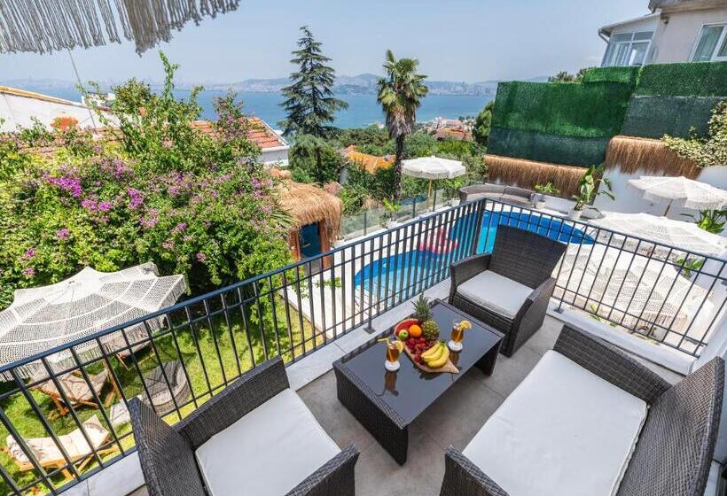 اتاق لوکس با بالکن و چشم‌انداز دریا, Hillora Hotel Buyukada
