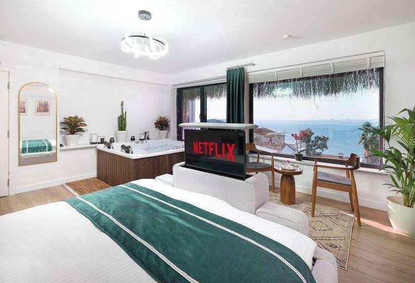 اتاق لوکس با چشم‌انداز دریا, Hillora Hotel Buyukada