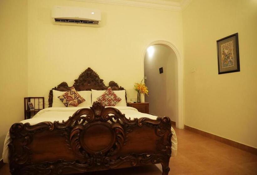 اتاق لوکس, Molly S Retreat
