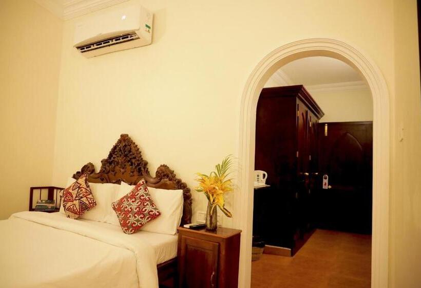 اتاق لوکس, Molly S Retreat