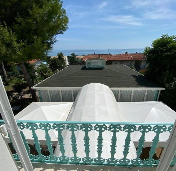 اتاق لوکس با بالکن, Villa Arlini