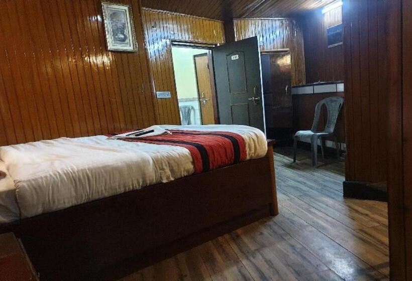 اتاق کلاسیک سه تخته, Oyo Flagship Hotel Polynia
