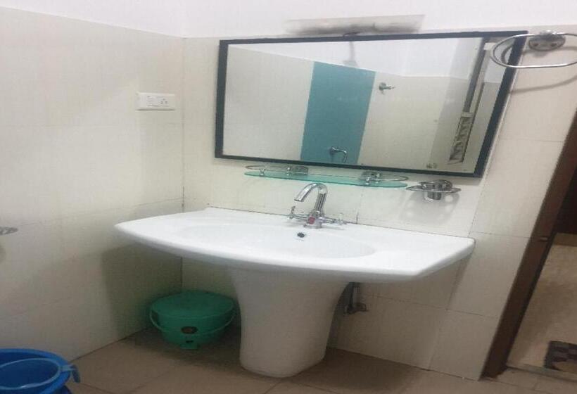 اتاق کلاسیک سه تخته, Oyo Flagship Hotel Polynia