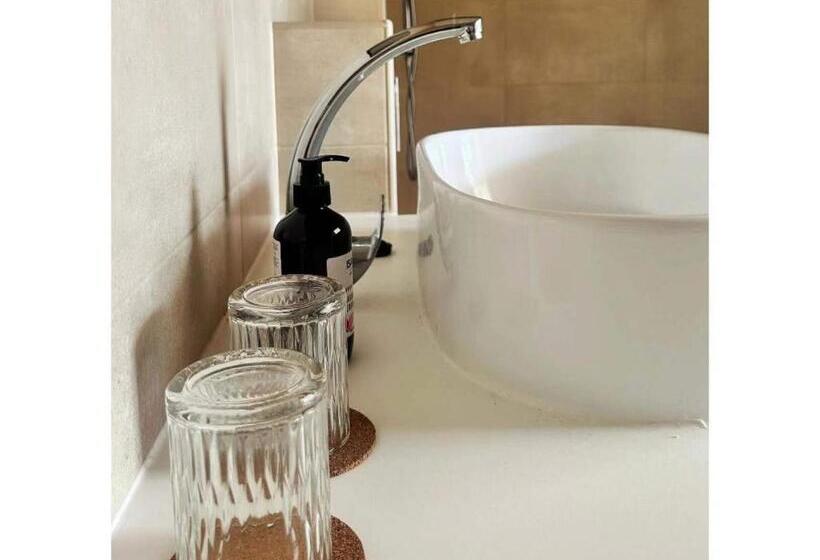 اتاق استاندارد با سرویس بهداشتی مشترک, Warm & Cozy Apartment At Akmenu Iela