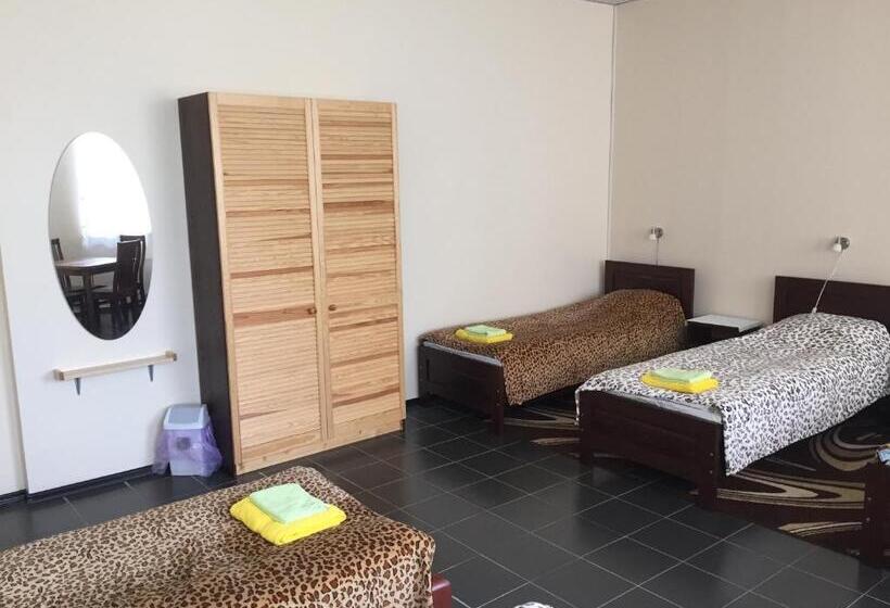 اتاق خانوادگی, Yasmina Hostel