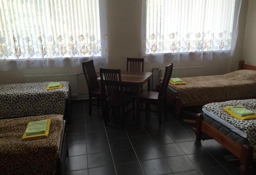 اتاق خانوادگی, Yasmina Hostel