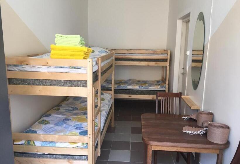 اتاق استاندارد چهار تخته, Yasmina Hostel
