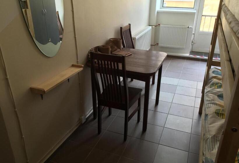 اتاق استاندارد چهار تخته, Yasmina Hostel