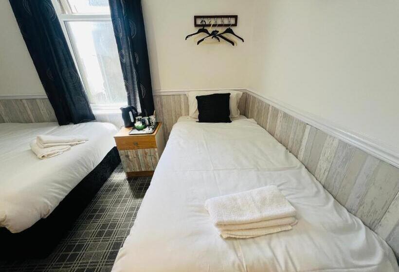اتاق استاندارد سه نفره, Tower Central Hotel Albert Road