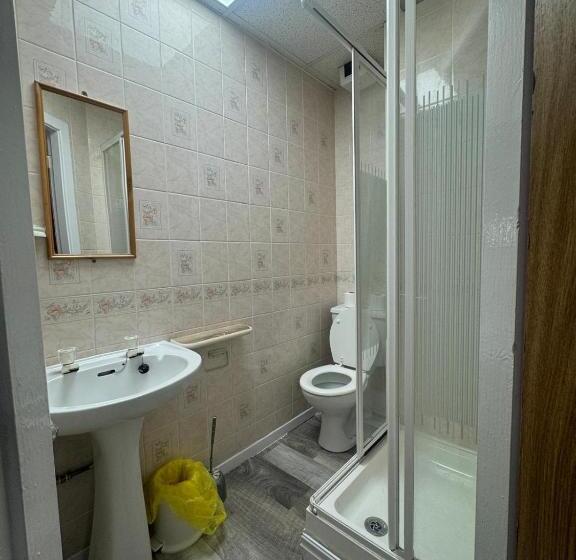 اتاق کلاسیک چهارنفره, Tower Central Hotel Albert Road