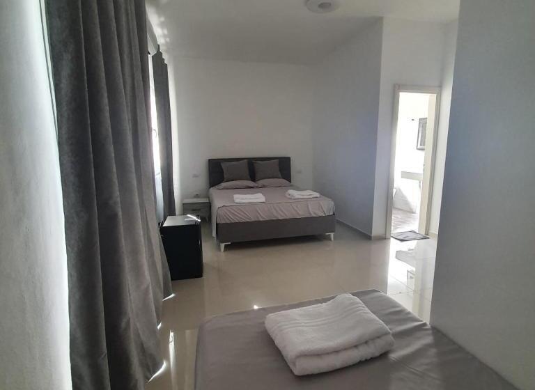 اتاق استاندارد سه نفره, 33
