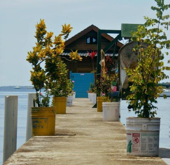 بانگلوی استاندارد با چشم‌انداز دریا, Barrbra Bnb Over The Sea