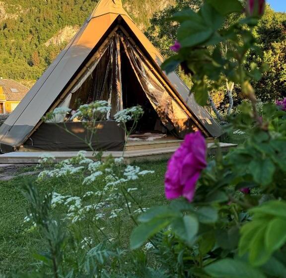 چادر با خدمات رفاهی استاندارد, Strandheimen Guesthouse