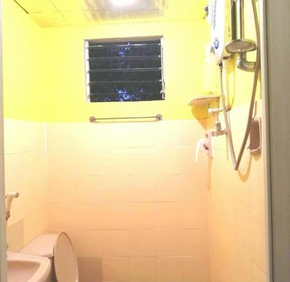 اتاق خانوادگی با چشم‌انداز باغ, Stay N Save B&b