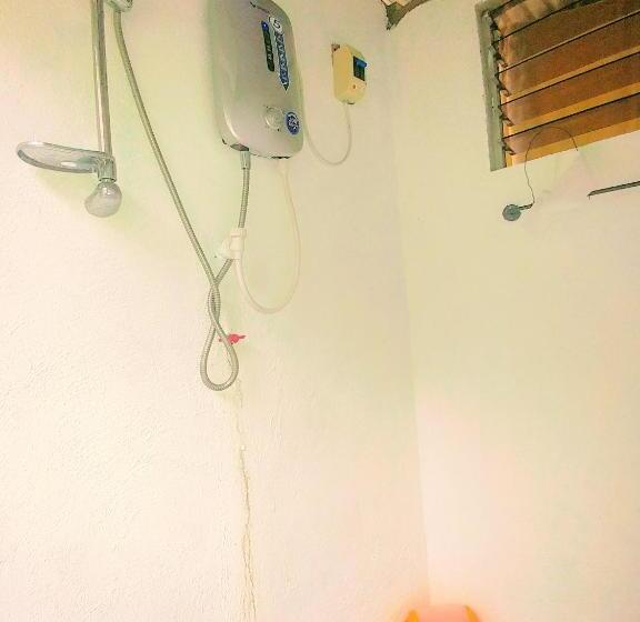 اتاق خانوادگی با چشم‌انداز باغ, Stay N Save B&b