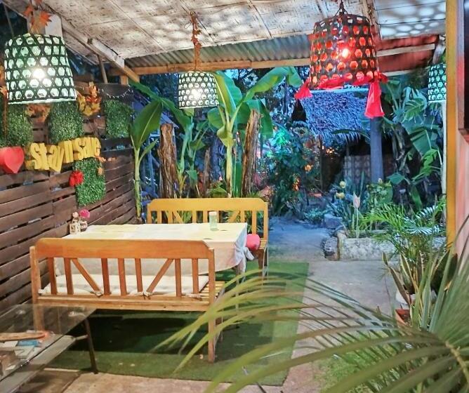 اتاق لوکس با بالکن و چشم‌انداز دریا, Stay N Save B&b