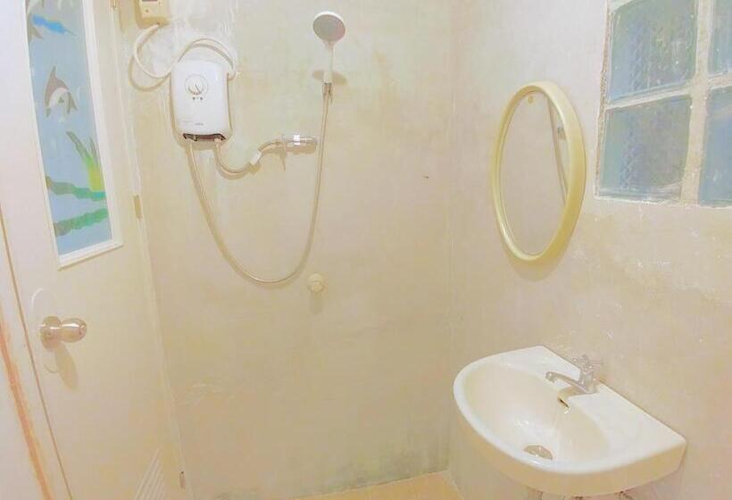 اتاق لوکس با بالکن و چشم‌انداز دریا, Stay N Save B&b