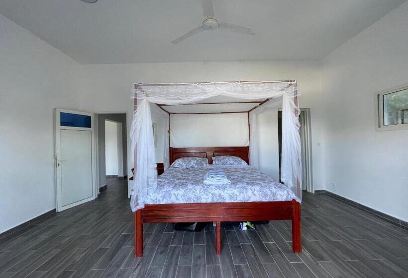 اتاق لوکس با بالکن و چشم‌انداز دریا, Salama Eco Lodge And Hostel