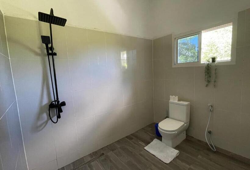 اتاق لوکس با بالکن و چشم‌انداز دریا, Salama Eco Lodge And Hostel