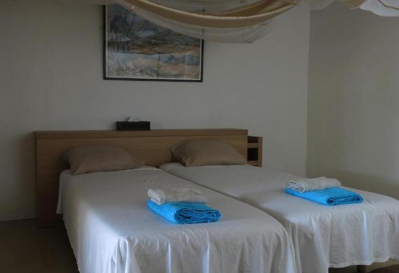 اتاق استاندارد با چشم‌انداز دریا, Moheli Laka Lodge