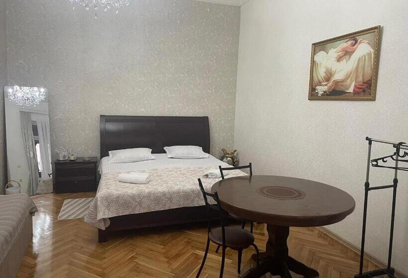 اتاق خانوادگی, Nits Guest House