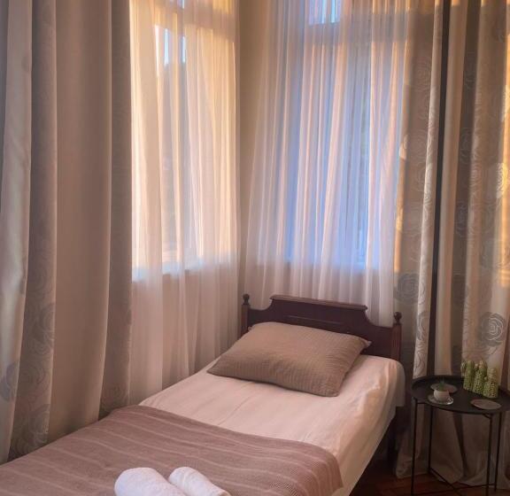 اتاق خانوادگی, Nits Guest House